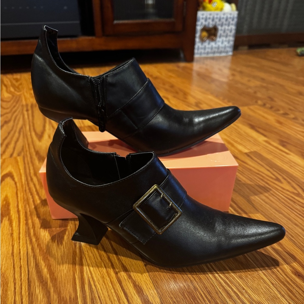 Costume witch shoes